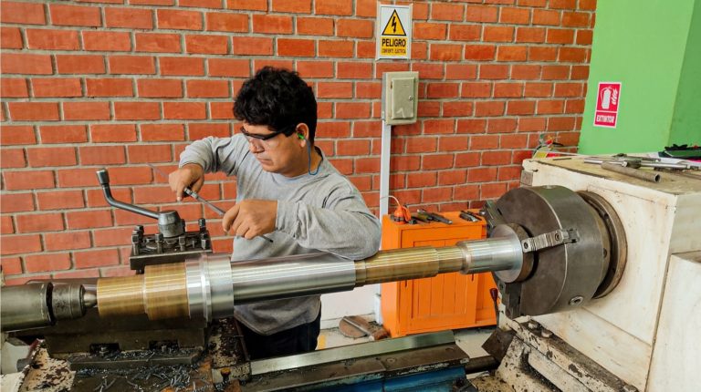 Maquinado de Piezas Mecánicas en Taller-min